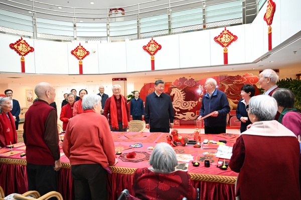 2月9日至10日，中共中央总书记、国家主席、中央军委主席习近平在察时，同老人们亲切交流。新华社记者 谢环驰 摄.jpg